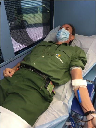 Un empleado de Iberdrola CN Cofrentes en el autobanco de donación