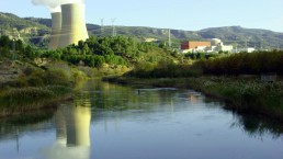 Galería multimedia: foto de la central con el río en primer plano